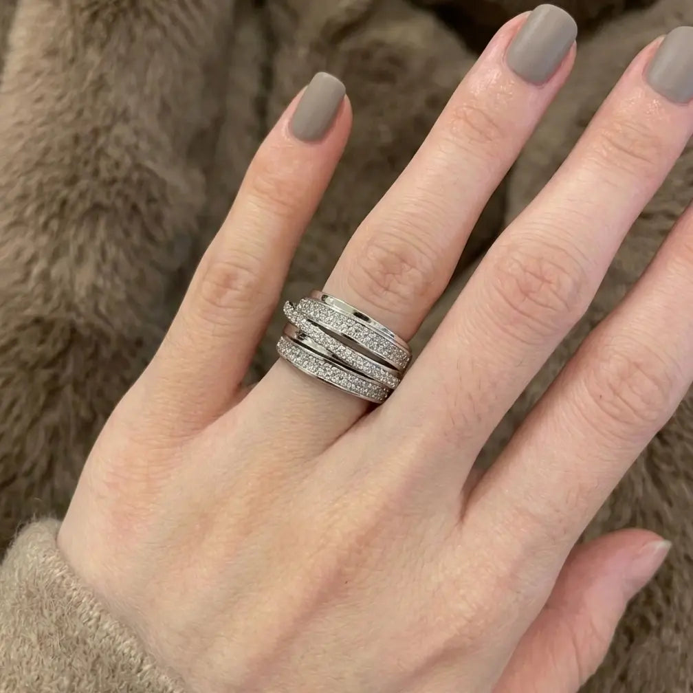 Bague large pour femme en acier inoxydable argenté, modèle Soline - Magnétique, portée au doigt avec une manucure grise élégante.