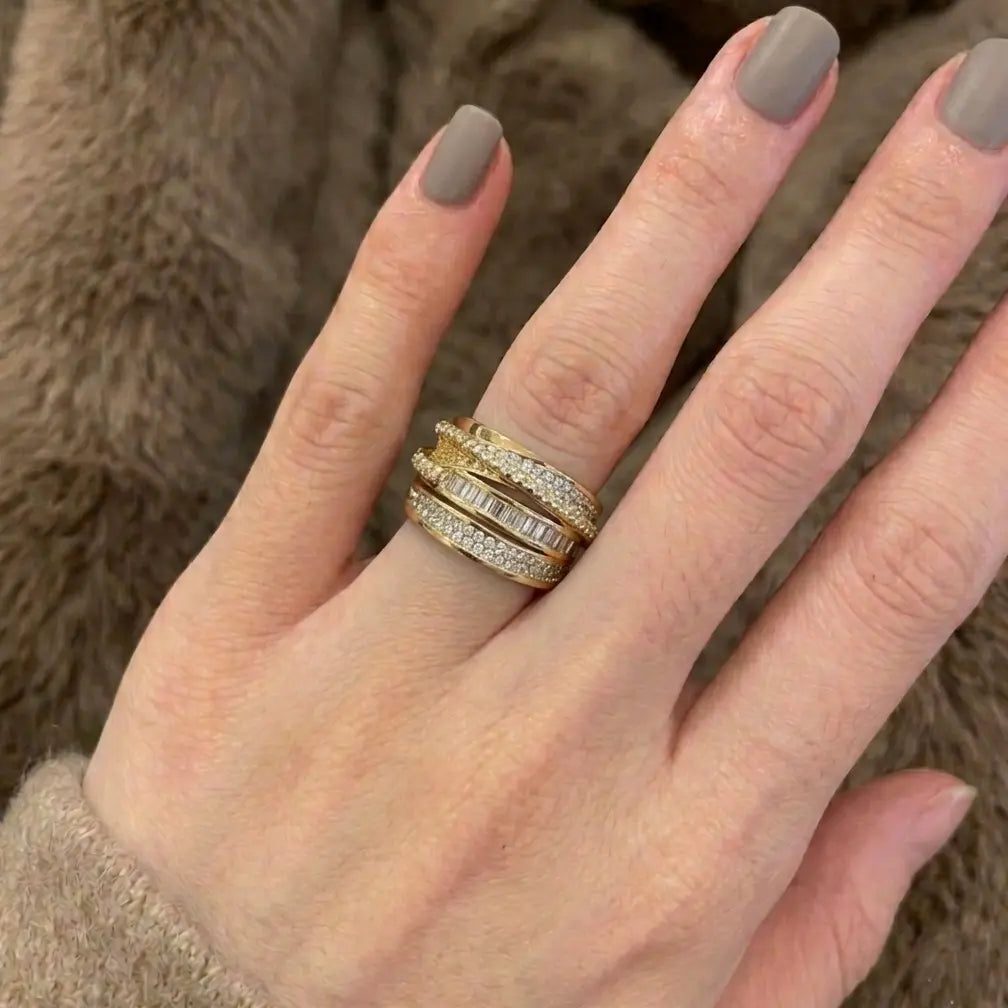 Bague Soline - Magnétique dorée en acier inoxydable, design multirangs avec cristaux, portée par une mannequin.