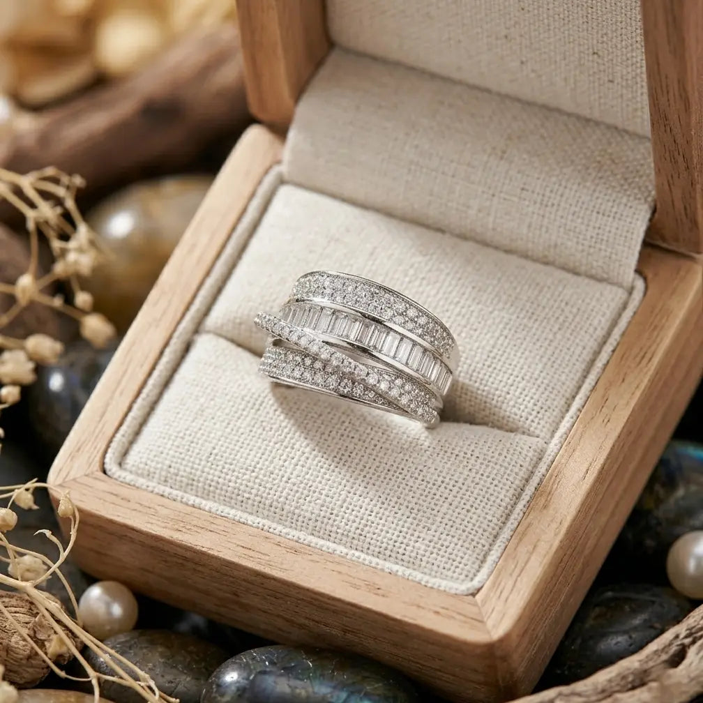 Bague Soline en argent et cristaux présentée dans un écrin en bois naturel haut de gamme, idée cadeau bijou femme
