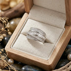 Bague Soline en argent et cristaux présentée dans un écrin en bois naturel haut de gamme, idée cadeau bijou femme
