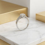Bijou de créateur bague Sofia argentée posée sur un bloc de marbre blanc dans un décor minimaliste et sophistiqué.