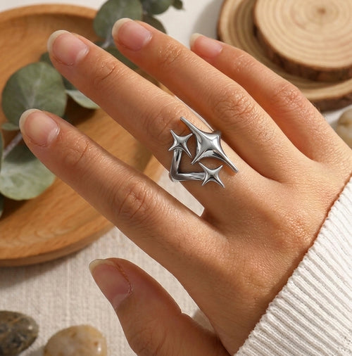 Main de femme portant la bague Cassiopée Filante Argent Stelllaire, style minimaliste.