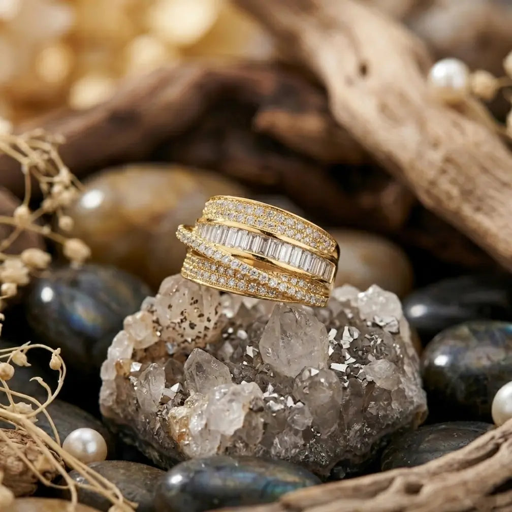 Bague dorée scintillante Soline - Magnétique mise en valeur sur des cristaux de quartz et des éléments minéraux.