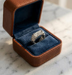 Bague Gabrielle Indomptable argent brut présentée dans son coffret en cuir marron et velours bleu, avec logo.