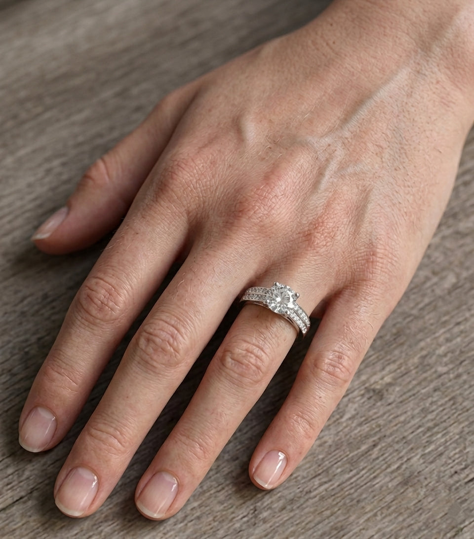 Bague solitaire pour femme en acier inoxydable argenté, modèle Sofia - Éternelle, portée au doigt avec une manucure naturelle et élégante.