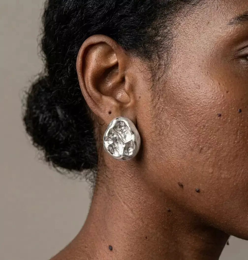 Présentation luxueuse des boucles d'oreilles Léna - Aquatique argentées dans un écrin haut de gamme ouvert sur un tissu de soie.