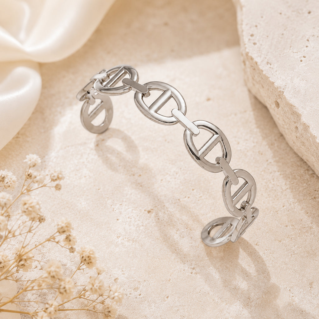 Bracelet jonc Clara en argent à maillons style maille marine, posé sur un décor texturé clair et élégant.