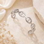 Bracelet jonc Clara en argent à maillons style maille marine, posé sur un décor texturé clair et élégant.