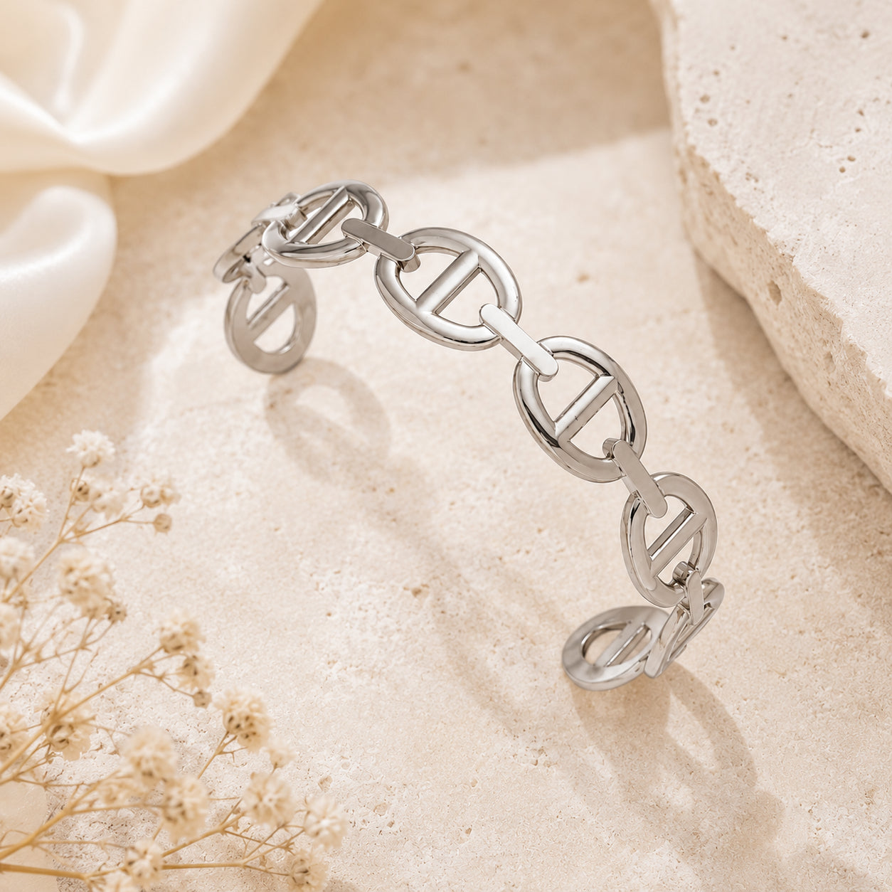 Bracelet jonc Clara en argent à maillons style maille marine, posé sur un décor texturé clair et élégant.