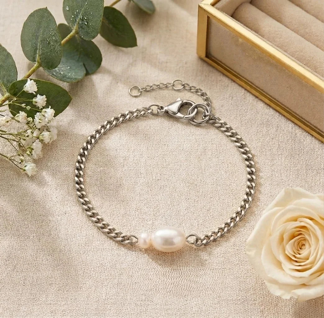 Photo de présentation du bracelet Marine Sauvage argenté avec perles baroques, décor floral et boîte à bijoux dorée.