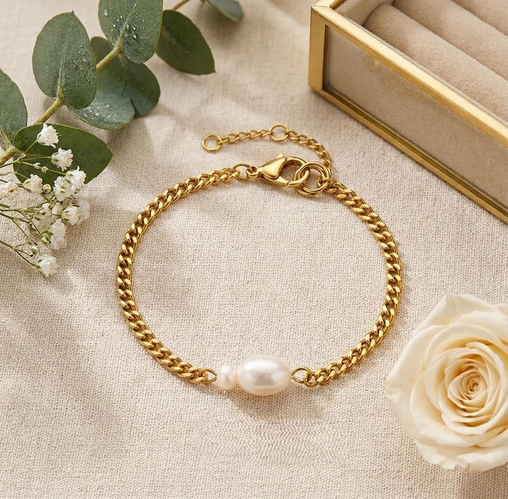 Photo de présentation du bracelet Marine Sauvage doré avec perles baroques, décor floral et boîte à bijoux dorée.