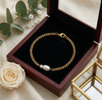 Bracelet Marine Sauvage en acier inoxydable doré avec perles baroques dans son écrin de luxe en bois sombre.