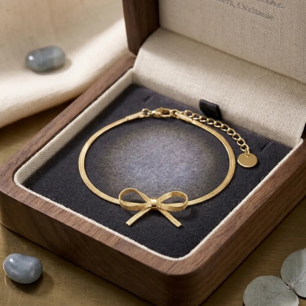Offrez le cadeau idéal avec le bracelet doré Thalya - Noué, présenté dans son joli écrin en bois. Une attention raffinée pour toutes les occasions.