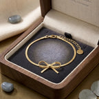 Offrez le cadeau idéal avec le bracelet doré Thalya - Noué, présenté dans son joli écrin en bois. Une attention raffinée pour toutes les occasions.