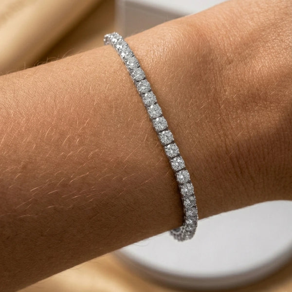 Bracelet rivière Théa Absolue en argent serti de cristaux brillants porté au poignet d'une femme.