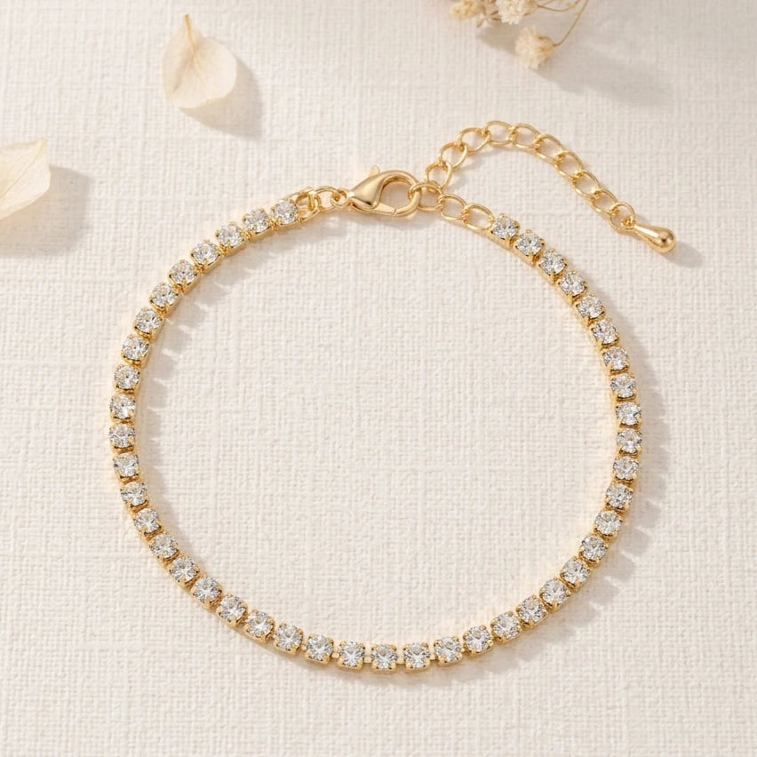 Bracelet de luxe doré Théa Absolue avec rangée de diamants de synthèse, vue de dessus.