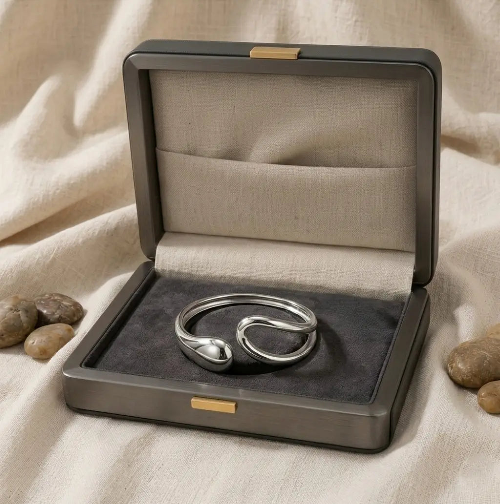 Le bracelet argenté Lyra - Aérienne mis en valeur dans son coffret premium, parfait pour un look chic et intemporel.