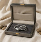 Le bracelet argenté Lyra - Aérienne mis en valeur dans son coffret premium, parfait pour un look chic et intemporel.