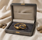 Le bracelet doré Lyra - Aérienne mis en valeur dans son coffret premium, parfait pour un look chic et intemporel.