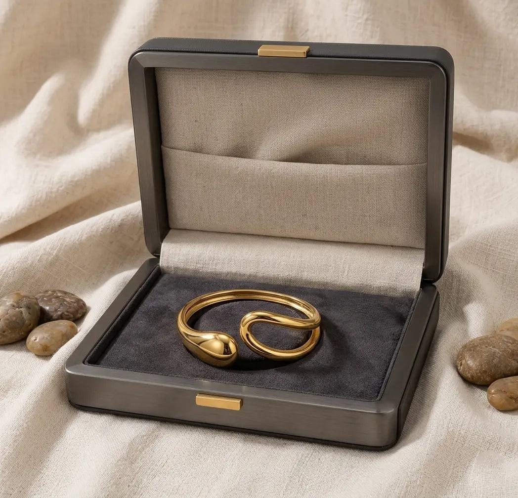 Le bracelet doré Lyra - Aérienne mis en valeur dans son coffret premium, parfait pour un look chic et intemporel.