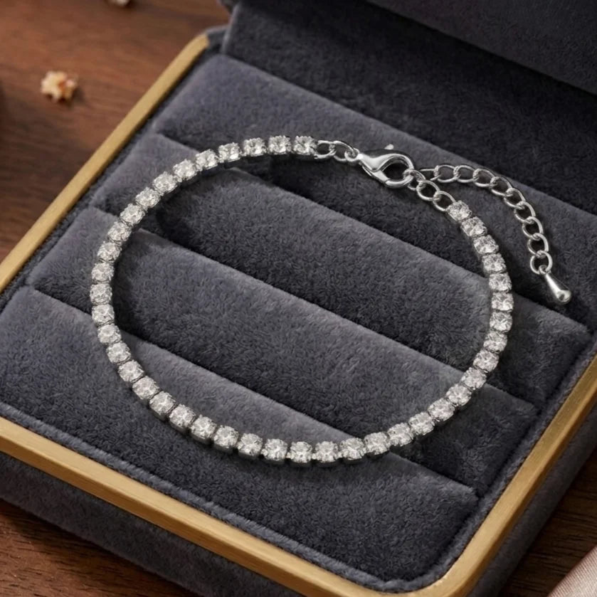 Bracelet rivière argenté Théa Absolue présenté dans son écrin de velours gris Maison Dosana.