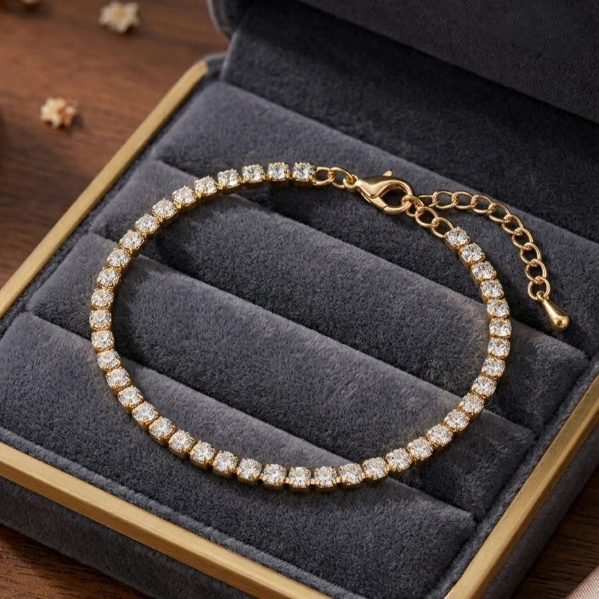 Bracelet scintillant fini or dans sa boîte à bijoux, idéal pour une idée cadeau femme élégante.