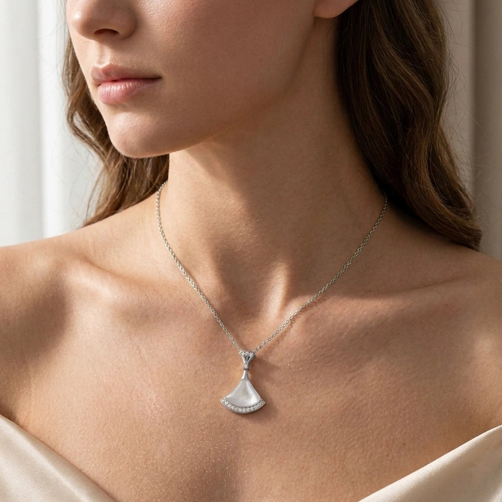 Porté du collier argenté Christelle la Précieuse sur un décolleté élégant, bijou chic en forme d'éventail.