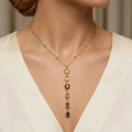 Découvrez le collier Joy Rayonnante porté. Admirez sa cascade de pierres multicolores sur une chaîne dorée élégante. Un bijou vibrant pour illuminer votre décolleté.
