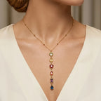 Découvrez le collier Joy Rayonnante porté. Admirez sa cascade de pierres multicolores sur une chaîne dorée élégante. Un bijou vibrant pour illuminer votre décolleté.