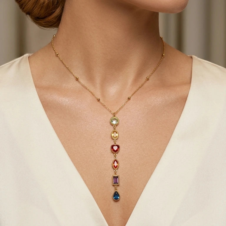 Découvrez le collier Joy Rayonnante porté. Admirez sa cascade de pierres multicolores sur une chaîne dorée élégante. Un bijou vibrant pour illuminer votre décolleté.