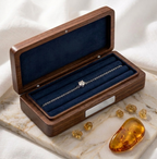 Bracelet argenté Isaline Scintillante présenté dans son coffret en bois précieux ouvert avec décorations minérales chaudes.