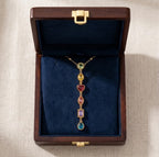 Le collier Joy Rayonnante présenté dans son écrin de luxe en bois précieux et velours bleu. Un cadeau d'exception prêt à offrir pour une occasion spéciale.