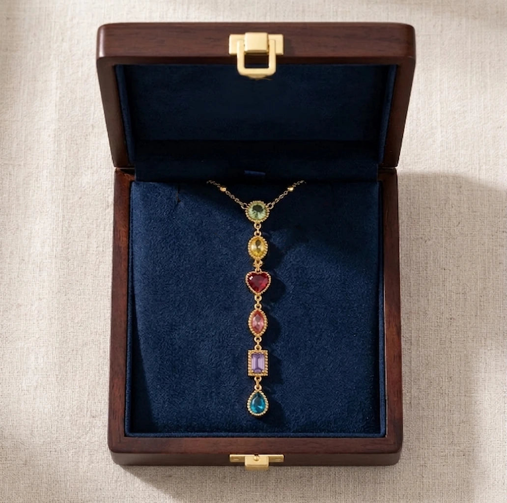 Le collier Joy Rayonnante présenté dans son écrin de luxe en bois précieux et velours bleu. Un cadeau d'exception prêt à offrir pour une occasion spéciale.
