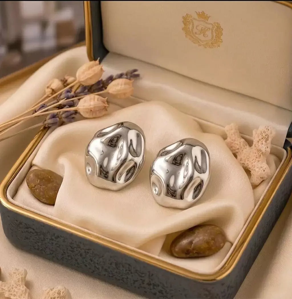 Boucles d'oreilles argentées Léna - Aquatique élégamment présentées dans leur coffret cadeau avec des décors minéraux.