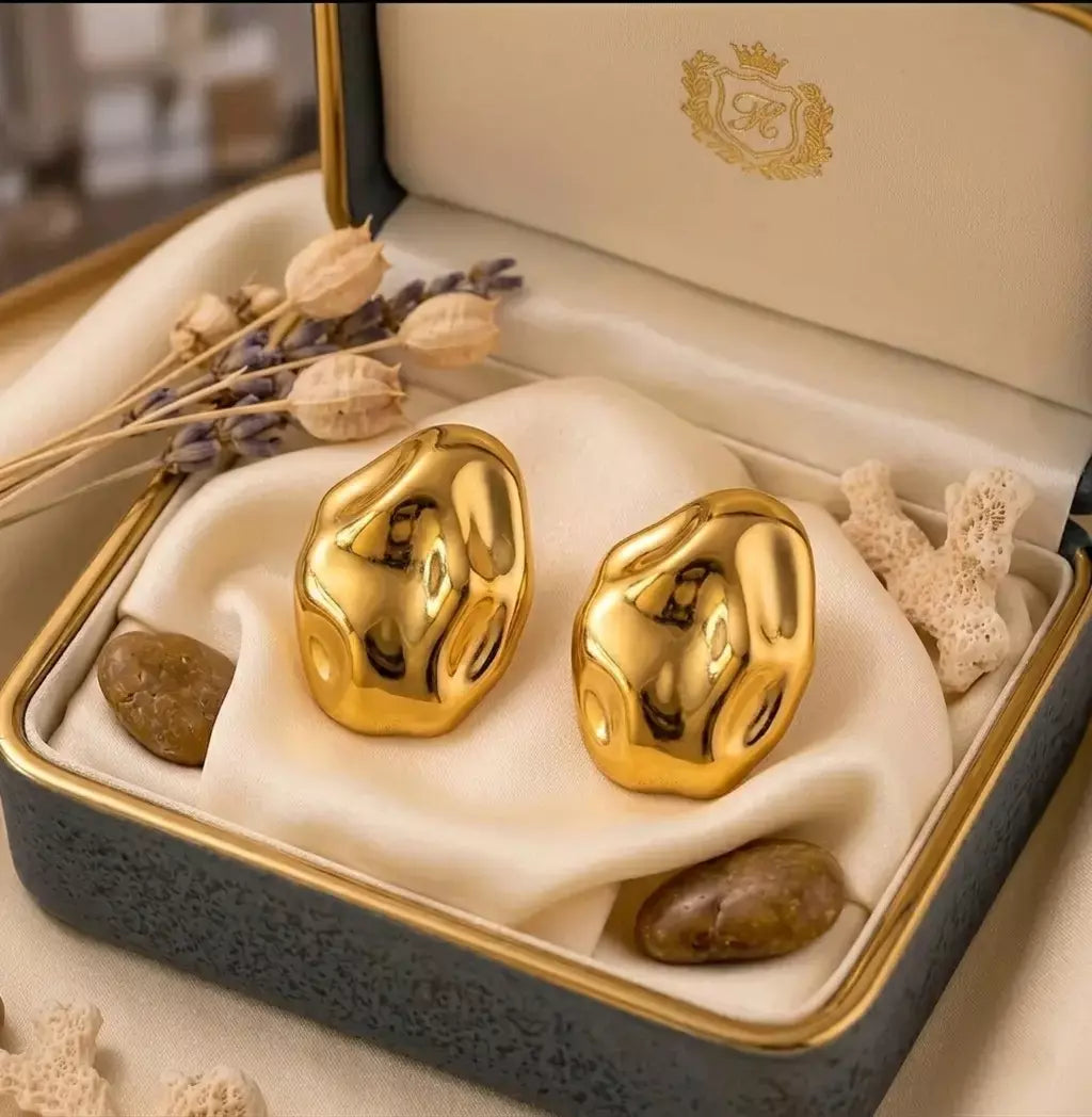 Boucles d'oreilles dorées Léna - Aquatique élégamment présentées dans leur coffret cadeau avec des décors minéraux.