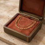 Présentation luxueuse du bijou de cheville Maya Doré dans son écrin de velours et métal brossé, idéal pour offrir.