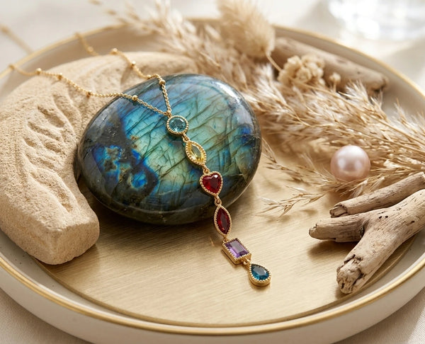 Magnifique mise en scène du collier Joy Rayonnante. Les pierres multicolores scintillent aux côtés d'une labradorite et de nacres naturelles. L'élégance à l'état pur.