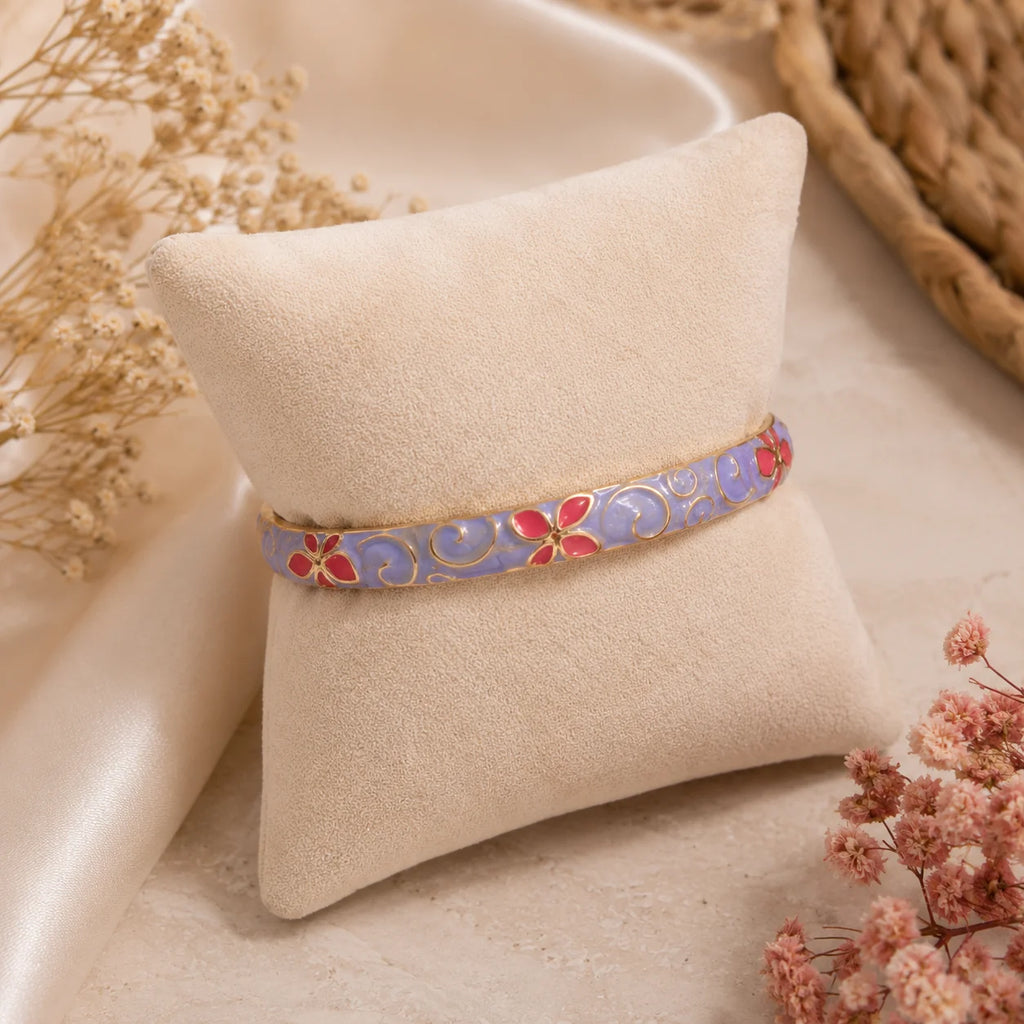 Bracelet jonc thaïlandais Sakura lavande présenté sur un coussin en tissu écru.